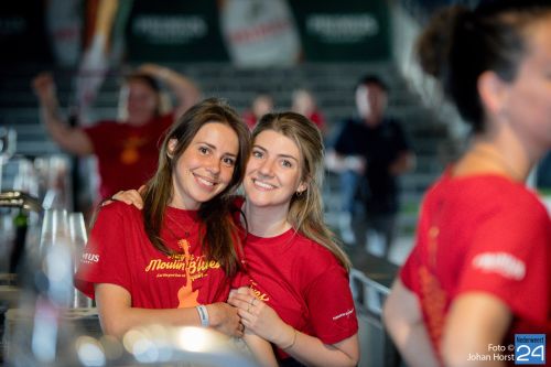 Twee vrijwilligers achter de bar
