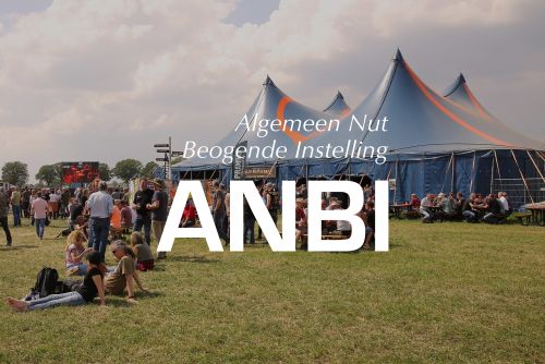 Festivalterrein met Anbi logo