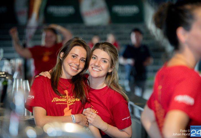 Twee vrijwilligers achter de bar